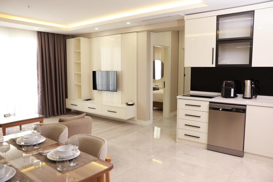 TV and multimedia, Coffee/tea facilities, Kitchen or kitchenette, Seating area, Dining area, oven