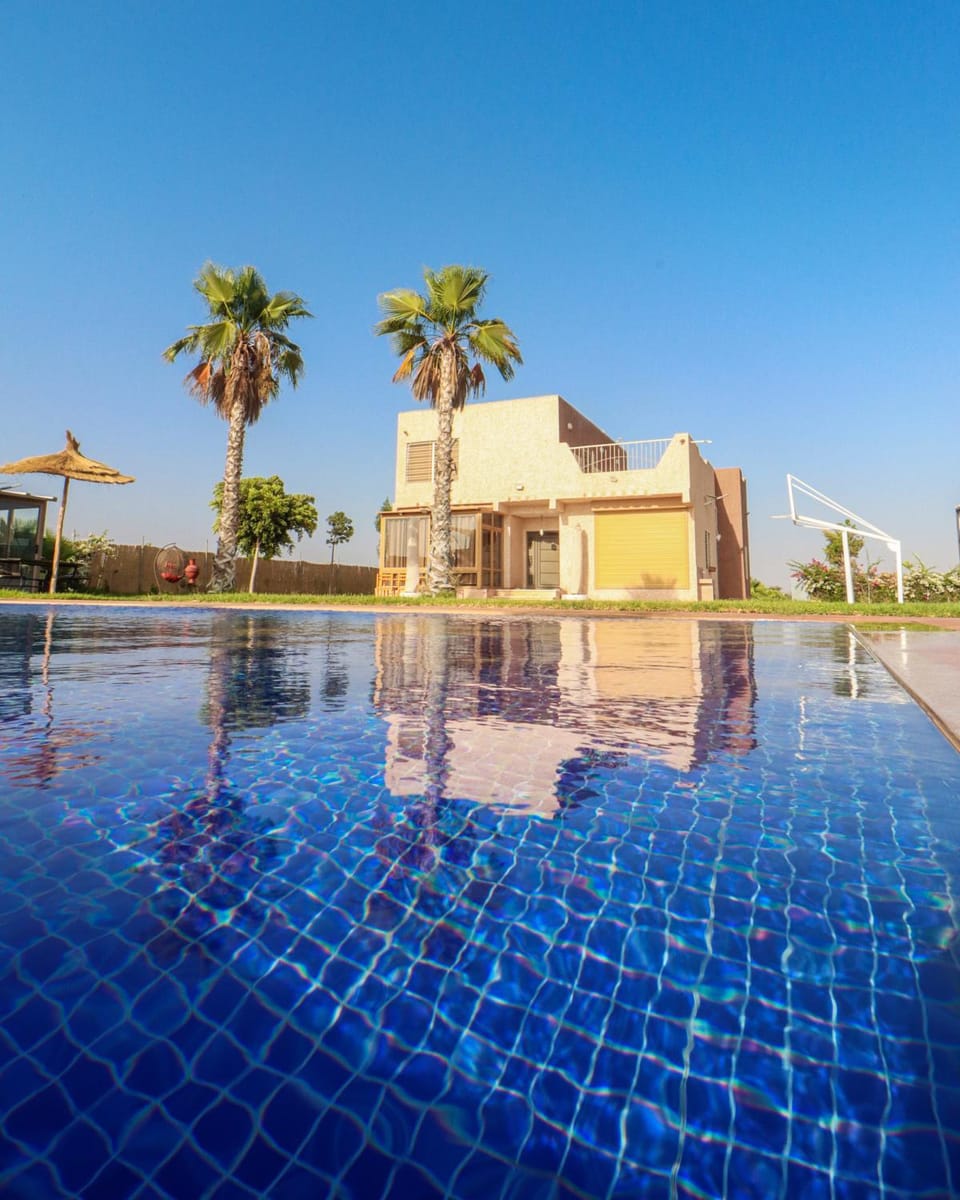 Property building, Day, Pool view, Swimming pool, sunbed