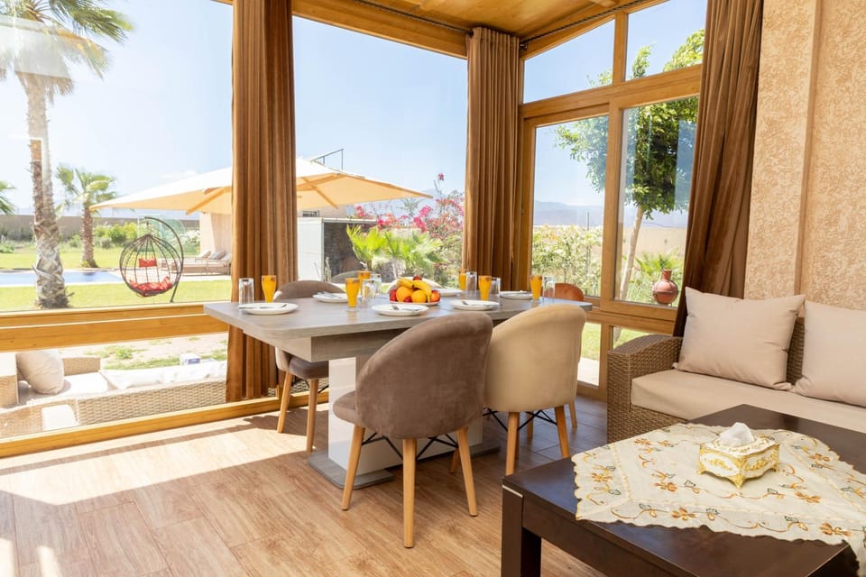Patio, Spring, Day, Balcony/Terrace, Food and drinks, Dining area, Food