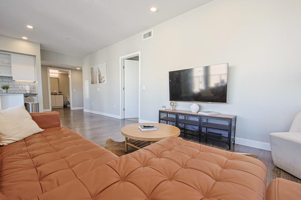 Hollywood Escape! Elegant 2BR 2BA Rental Apartment in Hollywood