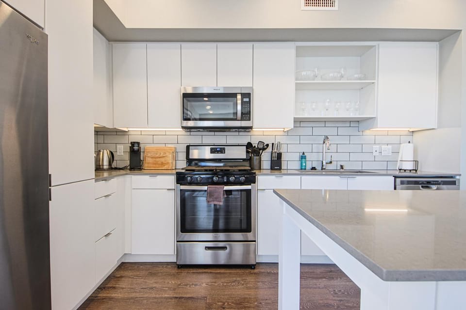 Hollywood Escape! Elegant 2BR 2BA Rental Apartment in Hollywood