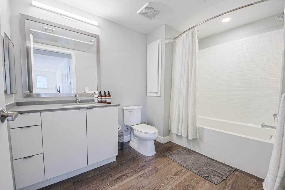 Hollywood Escape! Elegant 2BR 2BA Rental Apartment in Hollywood