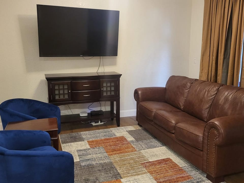 TV and multimedia, Living room, Seating area, Evening entertainment