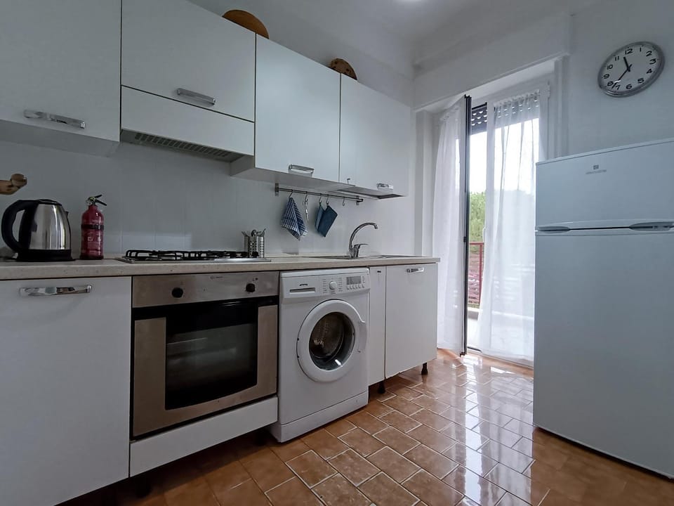 Kitchen or kitchenette, oven, washing machine, kitchen