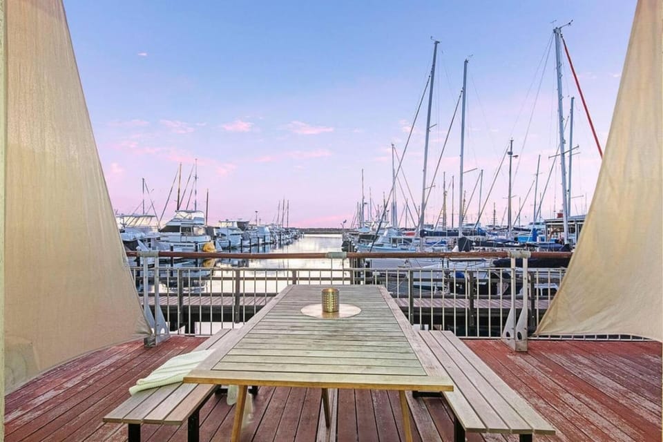 Waterfront Escape on Fishermans Wharf w Ocean View Apartment in Perth