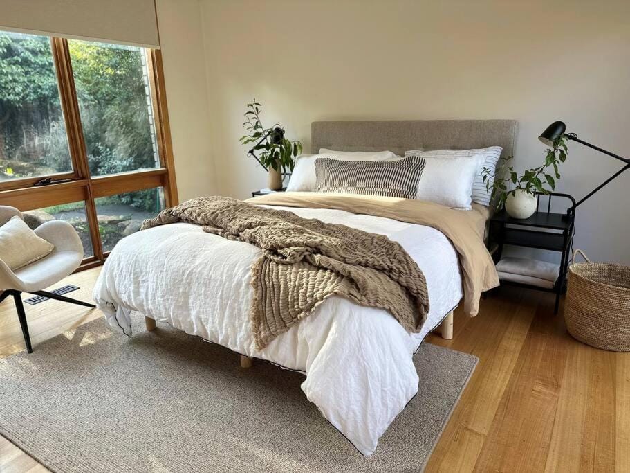 Relaxed and stylish -self check in, secure parking House in Ballarat