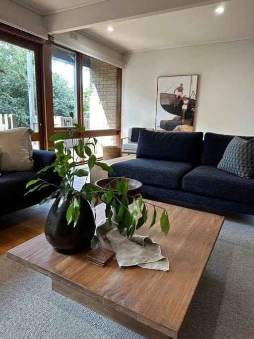 Relaxed and stylish -self check in, secure parking House in Ballarat