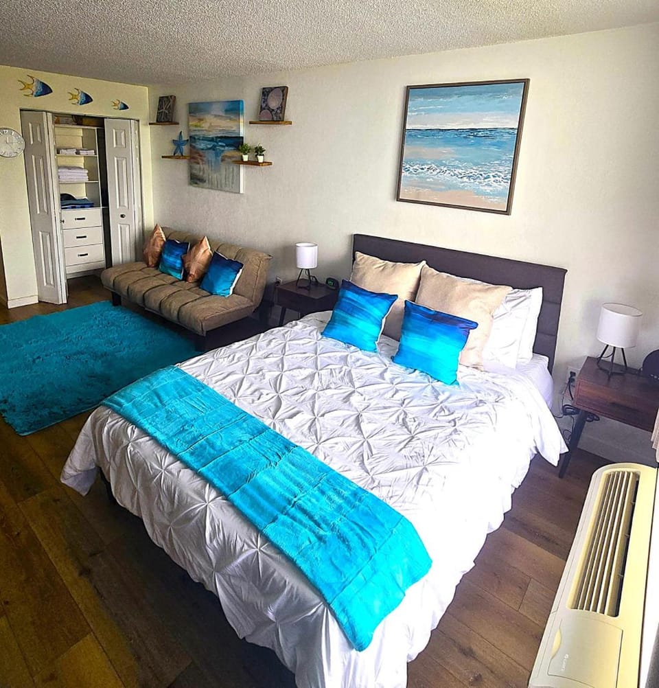 Ocean View Studio Condo w Heated Pool Private Balcony Free Parking Apartment hotel in Daytona Beach Shores