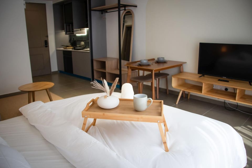 Bed, Kitchen or kitchenette, Living room, Photo of the whole room, Seating area, Dining area