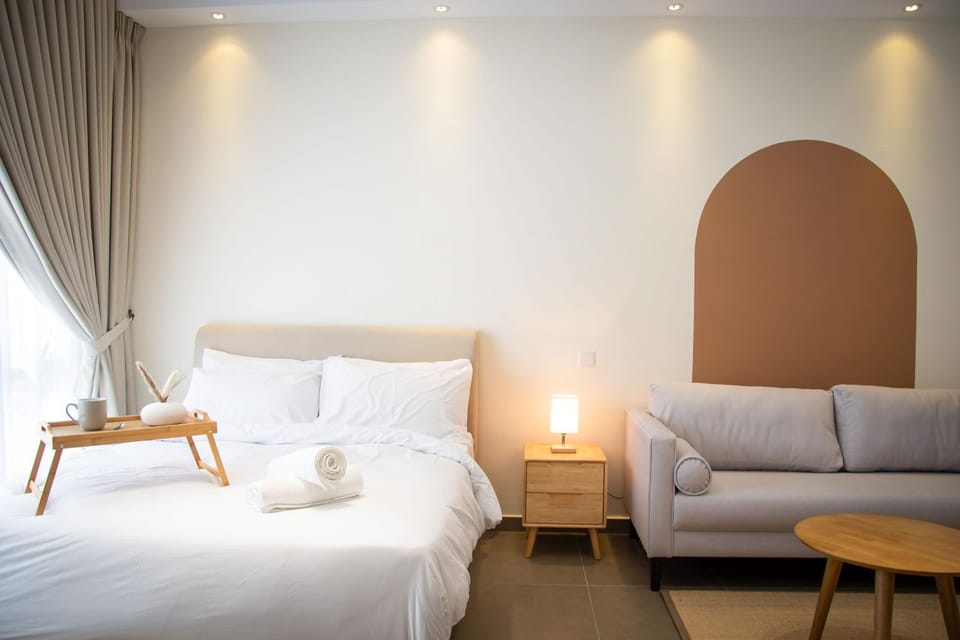 Bed, Living room, Photo of the whole room, Seating area, Bedroom, towels