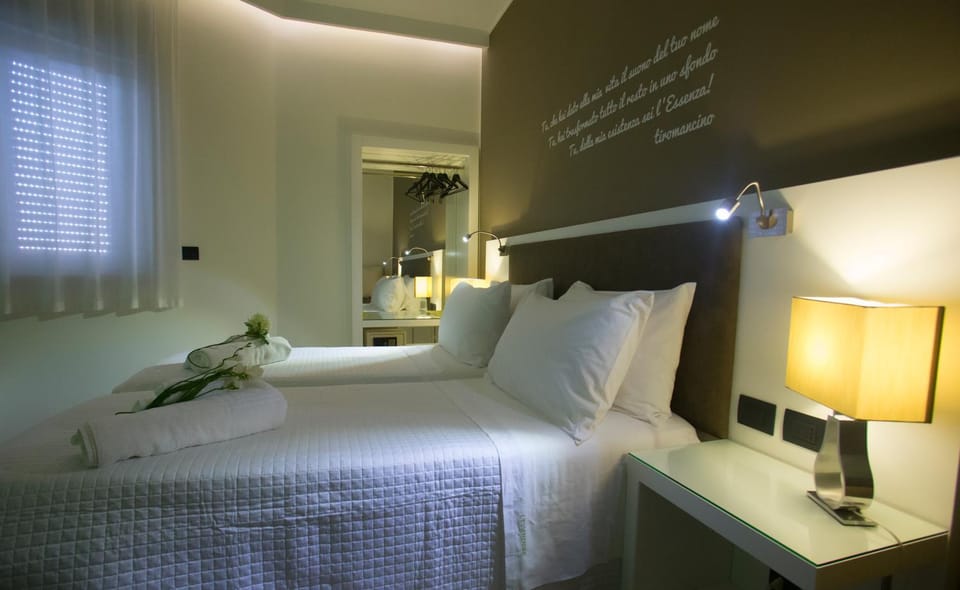 Photo of the whole room, Decorative detail, Decorative detail