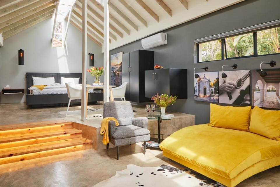 Bed, Living room, Photo of the whole room, Seating area