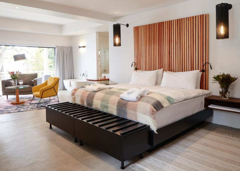 Bed, Seating area, Bedroom