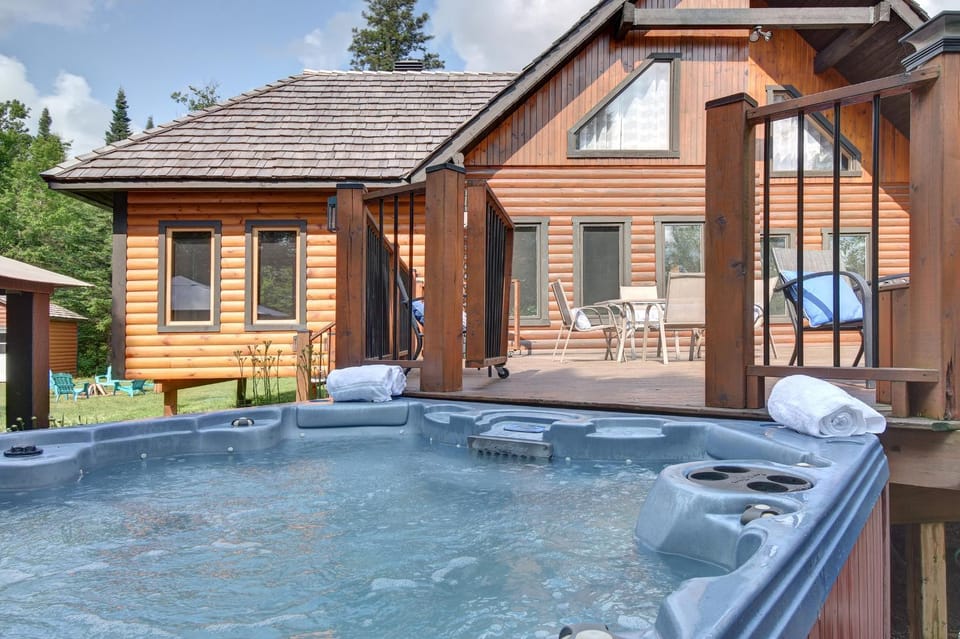 L'Eden - Air climatisé -Golf -Piscine juin à sept - SPA -Billard Chalet in Sainte-Agathe-des-Monts