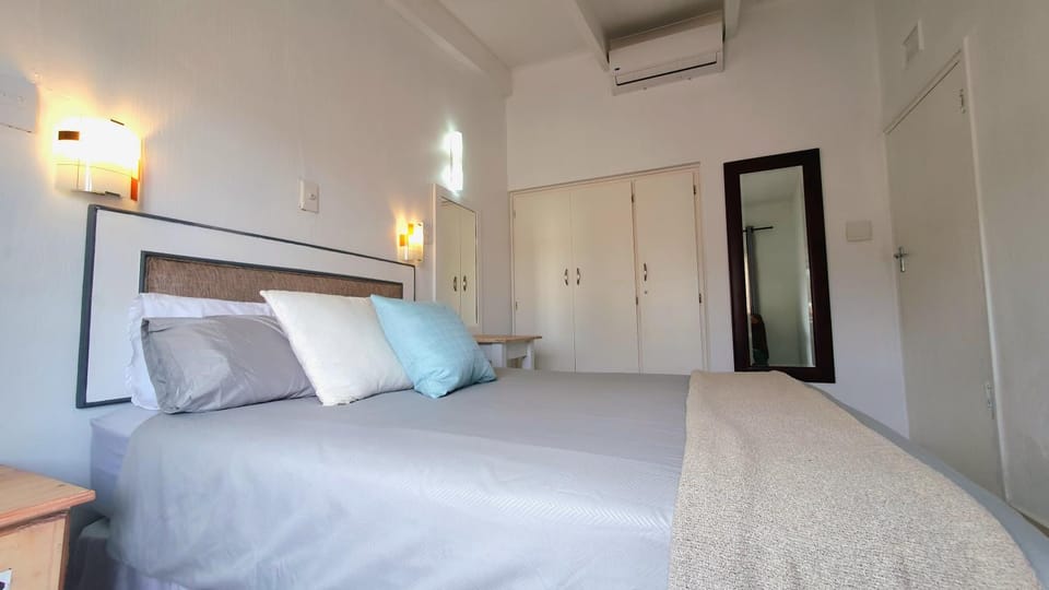 Photo of the whole room, Bedroom, air conditioner