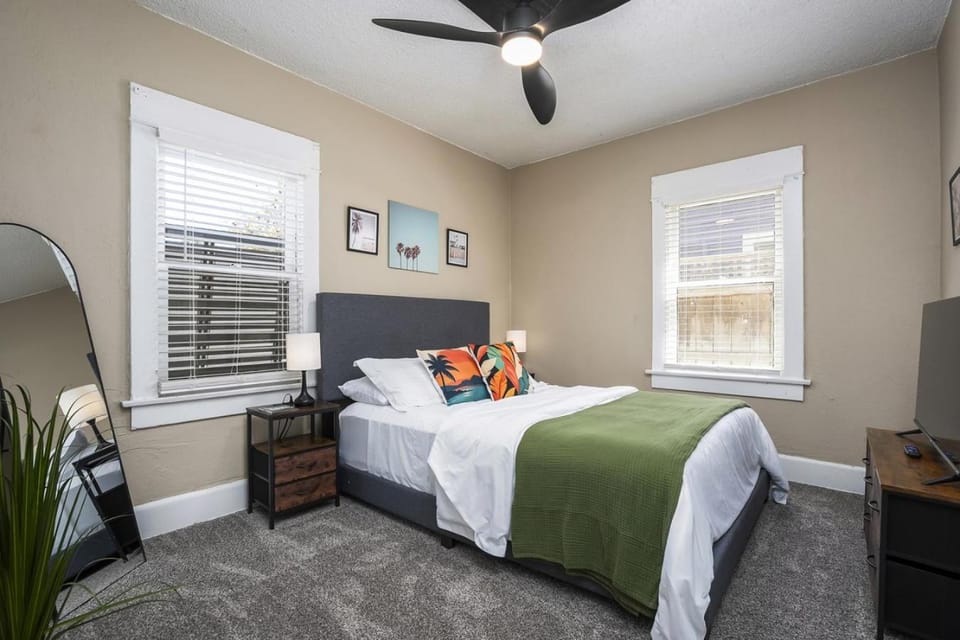 Bed, Photo of the whole room, Bedroom