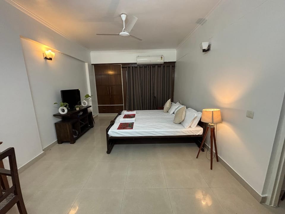 Bed, TV and multimedia, Photo of the whole room, Bedroom, air conditioner