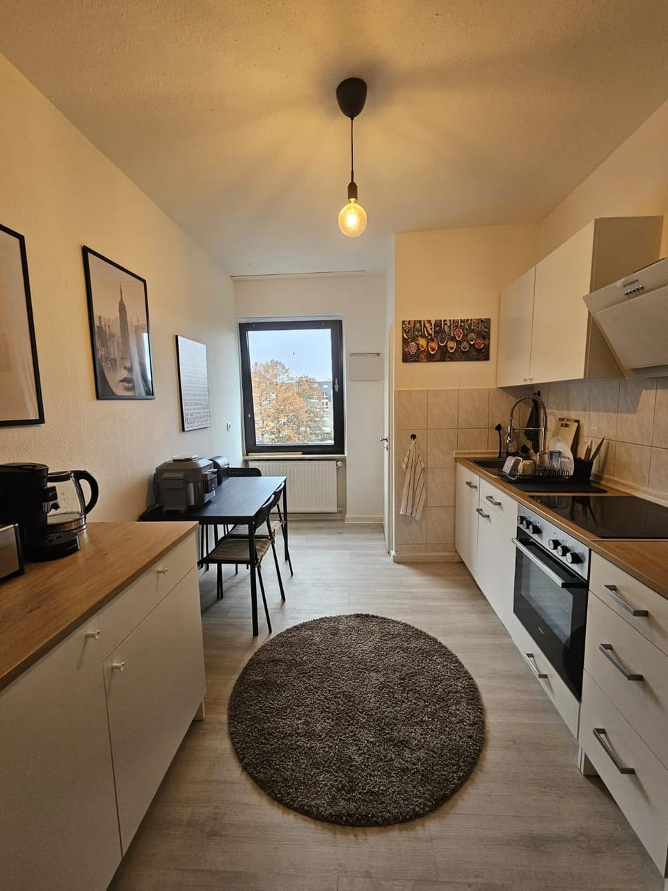 Coffee/tea facilities, Kitchen or kitchenette, Dining area, oven, stove, toaster