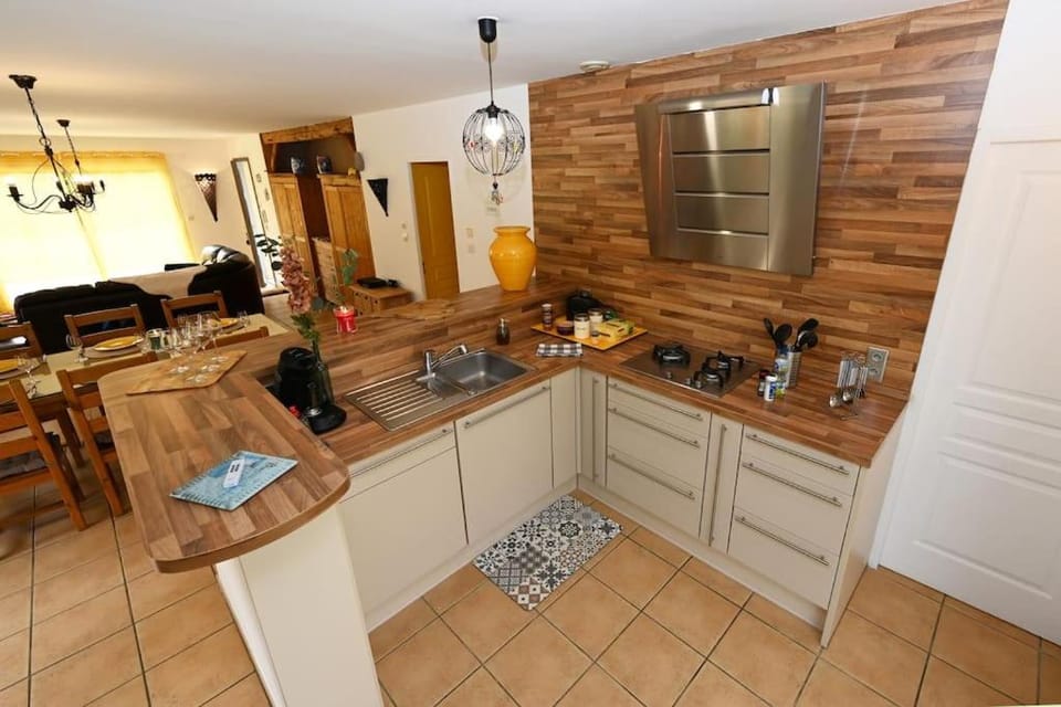 Kitchen or kitchenette, Dining area, dishwasher, oven, pet friendly, stove