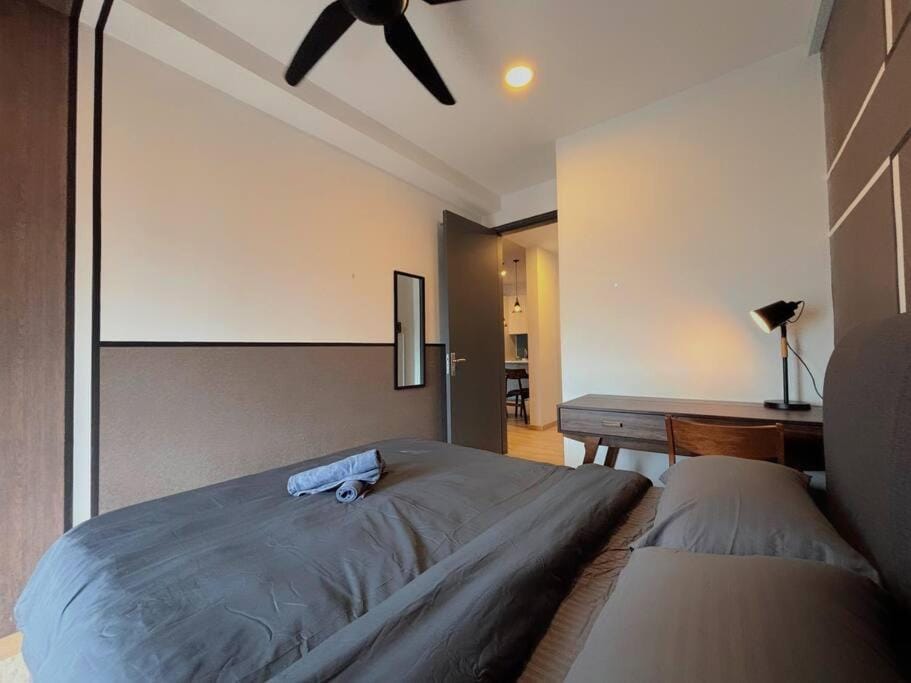 Bed, Photo of the whole room, Bedroom, towels