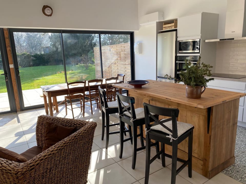 Patio, Dining area, oven, pet friendly, stove