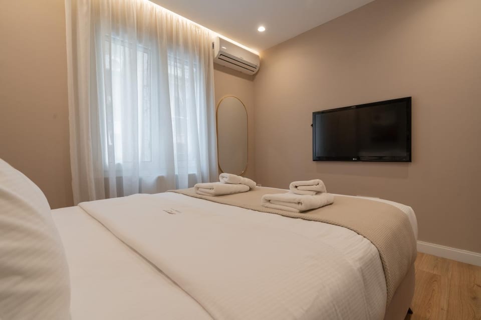 Bed, TV and multimedia, Photo of the whole room, Bedroom, towels, air conditioner