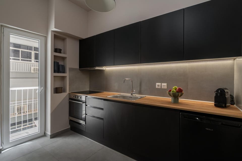 Coffee/tea facilities, Kitchen or kitchenette, stove