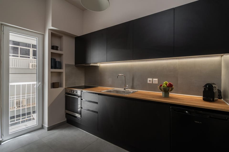 Coffee/tea facilities, Kitchen or kitchenette, oven, stove