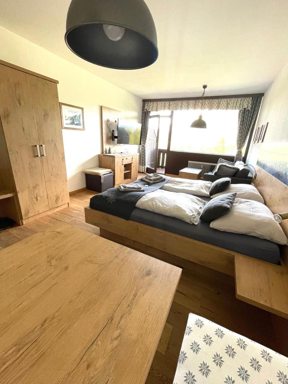 Bed, Living room, Photo of the whole room, Seating area, wardrobe