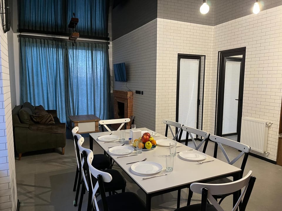 TV and multimedia, Living room, Seating area, Dining area