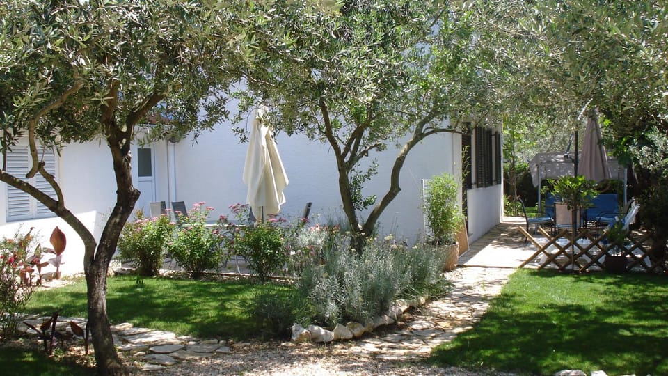 Apartments with garden Apartment in Zadar County