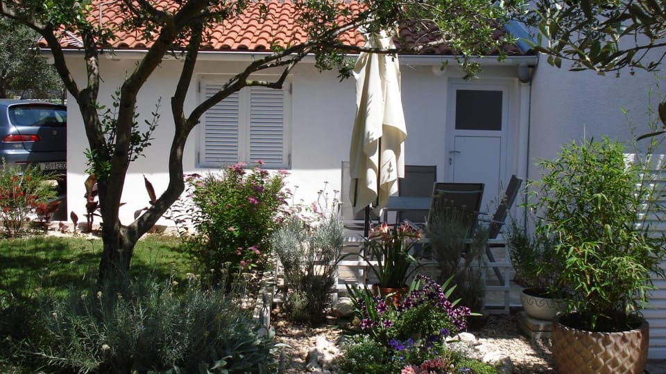 Apartments with garden Apartment in Zadar County