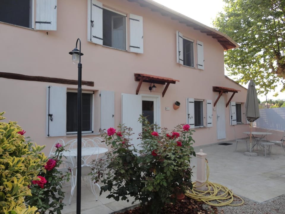 Facade/entrance, Balcony/Terrace