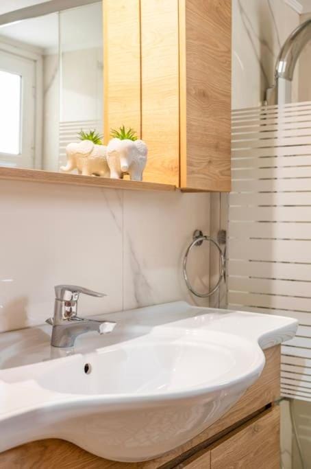 Nataly's Vibrant 2BR - 4 mins walk to Acropolis Apartment in Athens