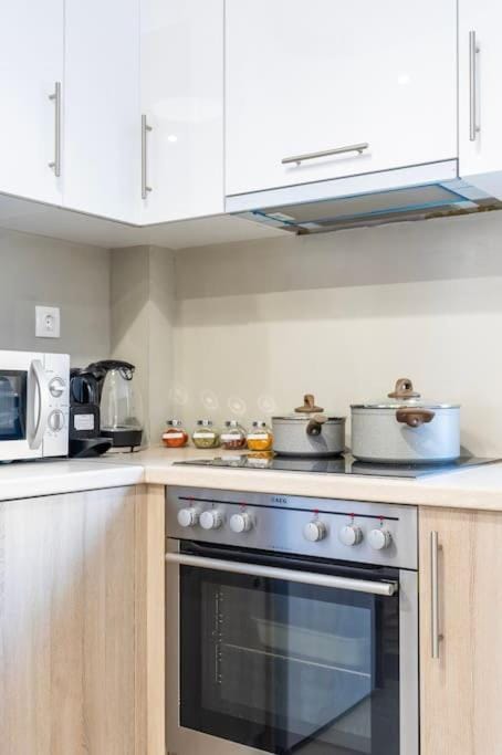 Nataly's Vibrant 2BR - 4 mins walk to Acropolis Apartment in Athens