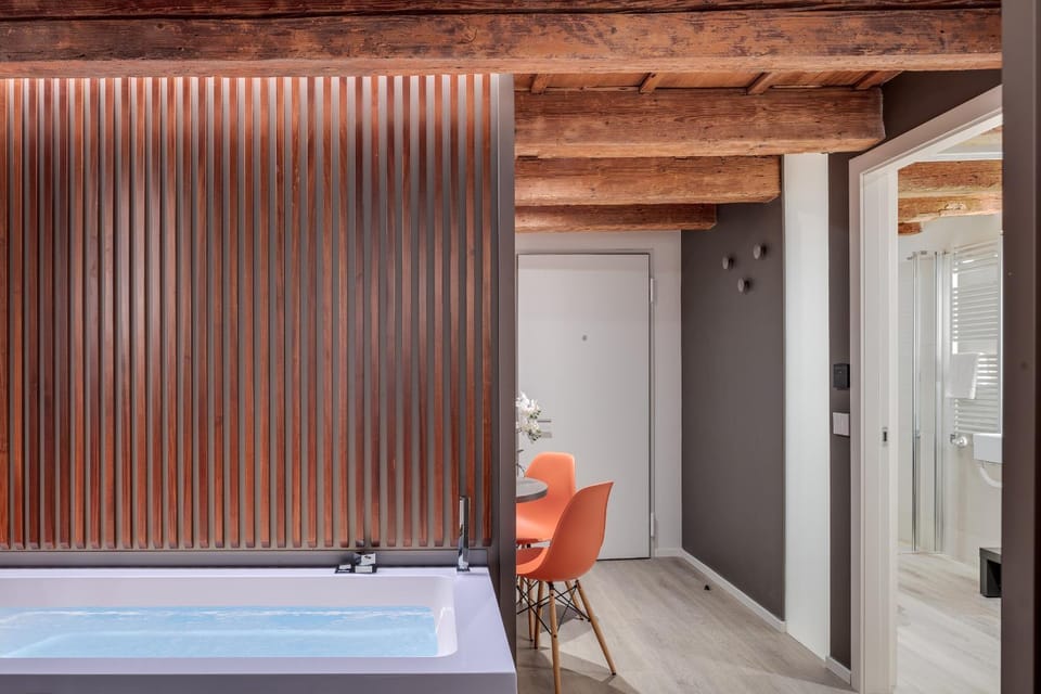 Bed, Hot Tub, Photo of the whole room, Bedroom