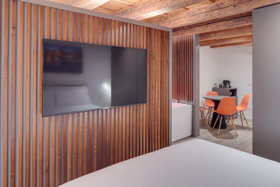 Bed, TV and multimedia, Coffee/tea facilities, Photo of the whole room, Dining area, Bedroom