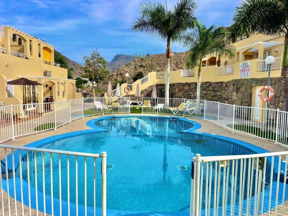 Property building, Day, Pool view, Swimming pool, sunbed