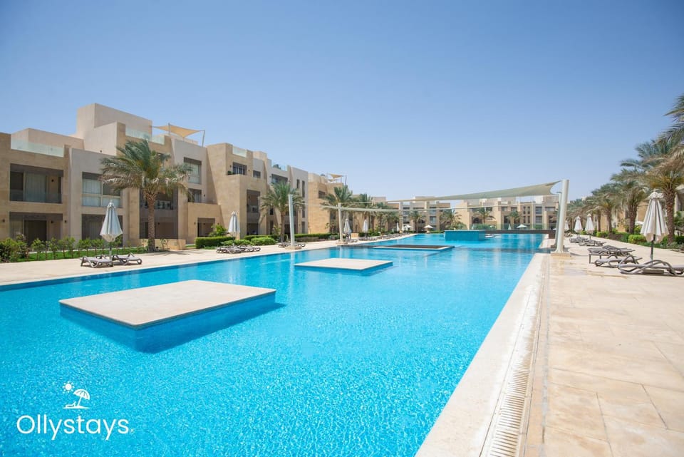 Property building, Day, Pool view, Swimming pool, sunbed