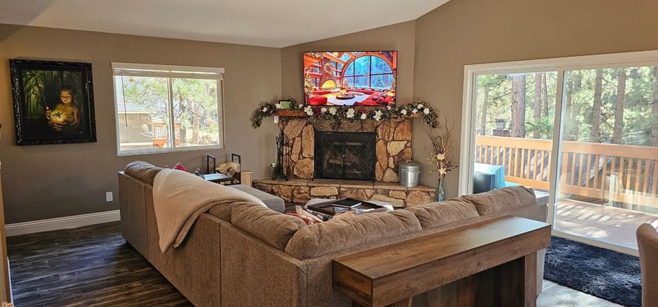 Communal lounge/ TV room, TV and multimedia, Living room, Seating area, Dining area, Evening entertainment, fireplace