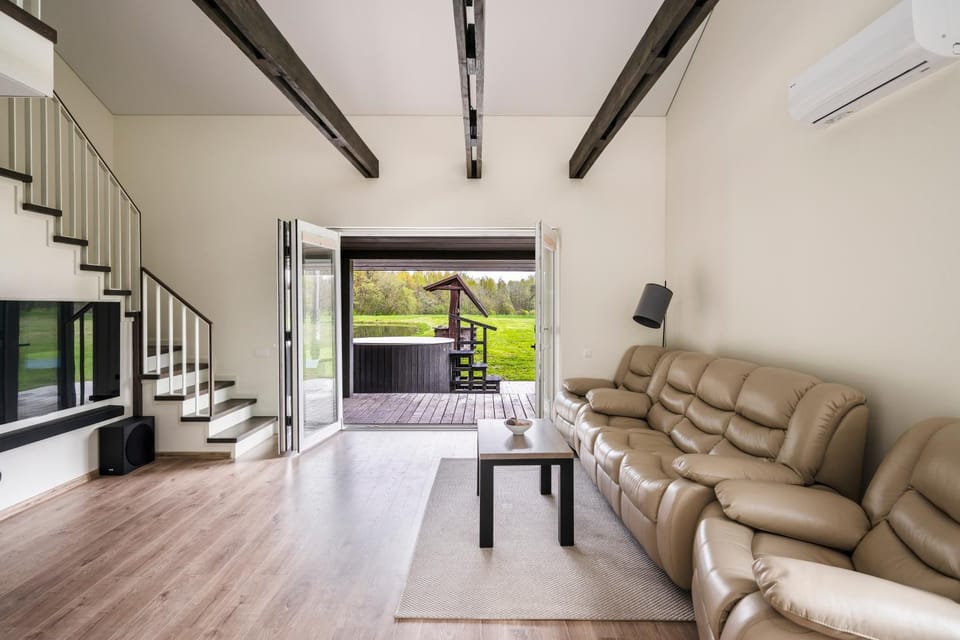 Communal lounge/ TV room, Hot Tub, TV and multimedia, Balcony/Terrace, Living room, Seating area