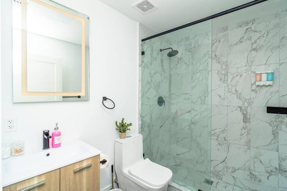 Bright 1BR with Netflix and King Bed Near Brickell and Marlins Park Apartment in Miami