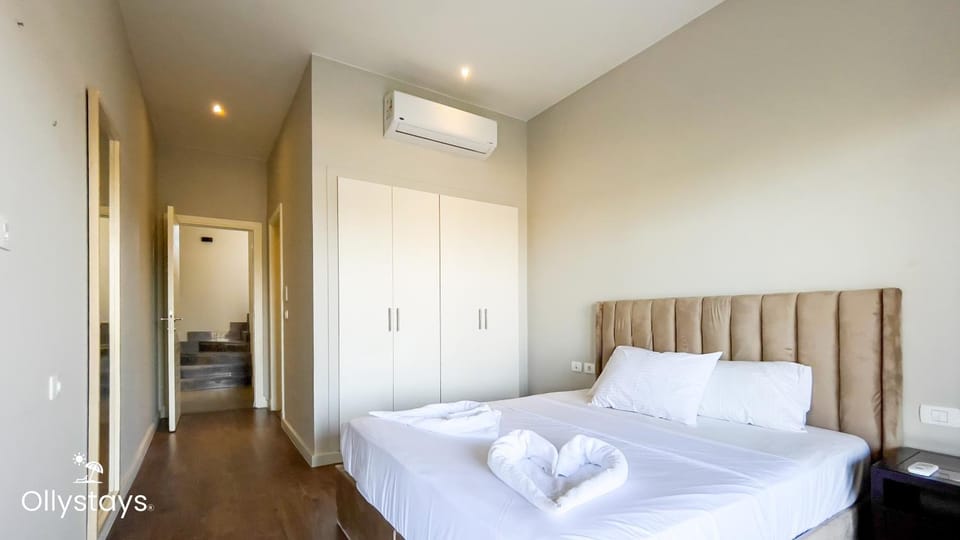 Bed, Photo of the whole room, Bedroom, towels, wardrobe, air conditioner
