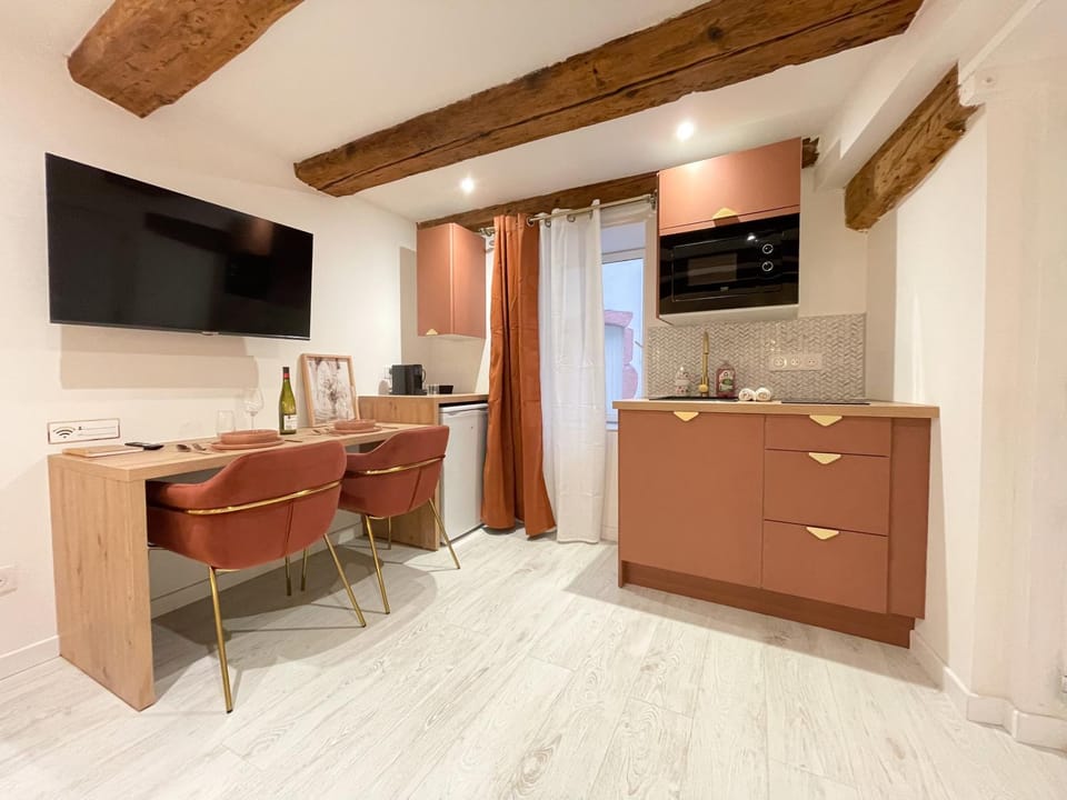 TV and multimedia, Kitchen or kitchenette, Living room, Seating area, Dining area