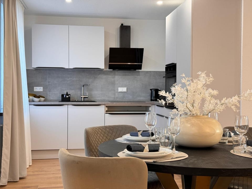 Kitchen or kitchenette, Dining area