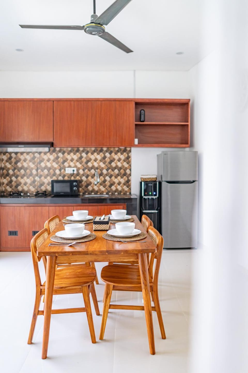Kitchen or kitchenette, Dining area, minibar, oven, stove