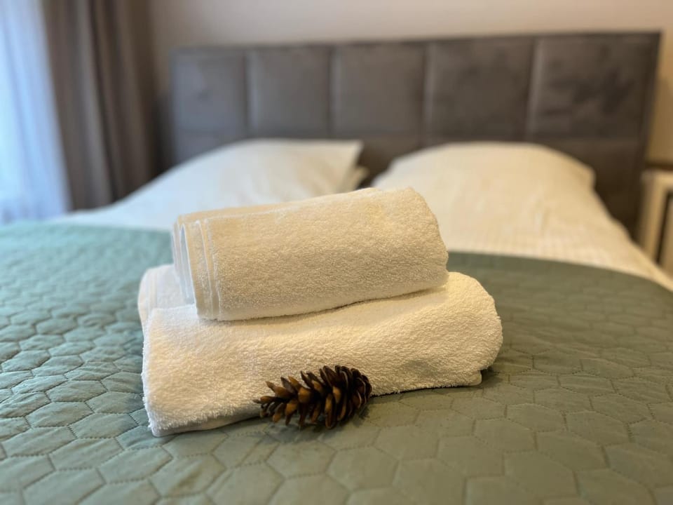 Bed, towels