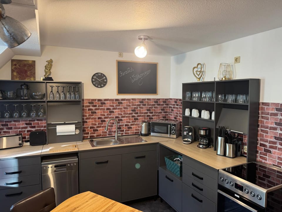 Coffee/tea facilities, Kitchen or kitchenette, Dining area, dishwasher, minibar, oven, stove, toaster