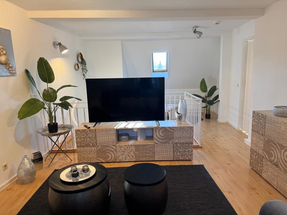 Communal lounge/ TV room, TV and multimedia, Living room, Seating area, Evening entertainment