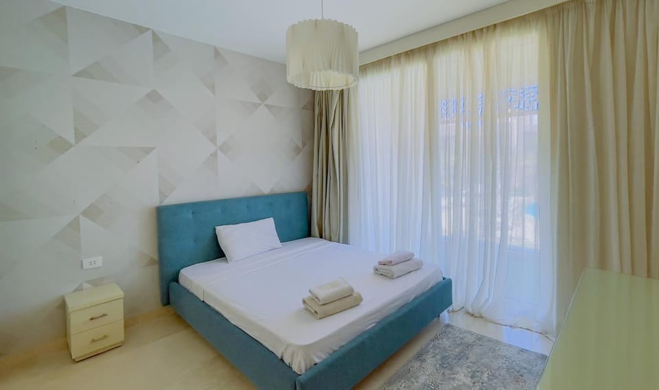 Photo of the whole room, towels